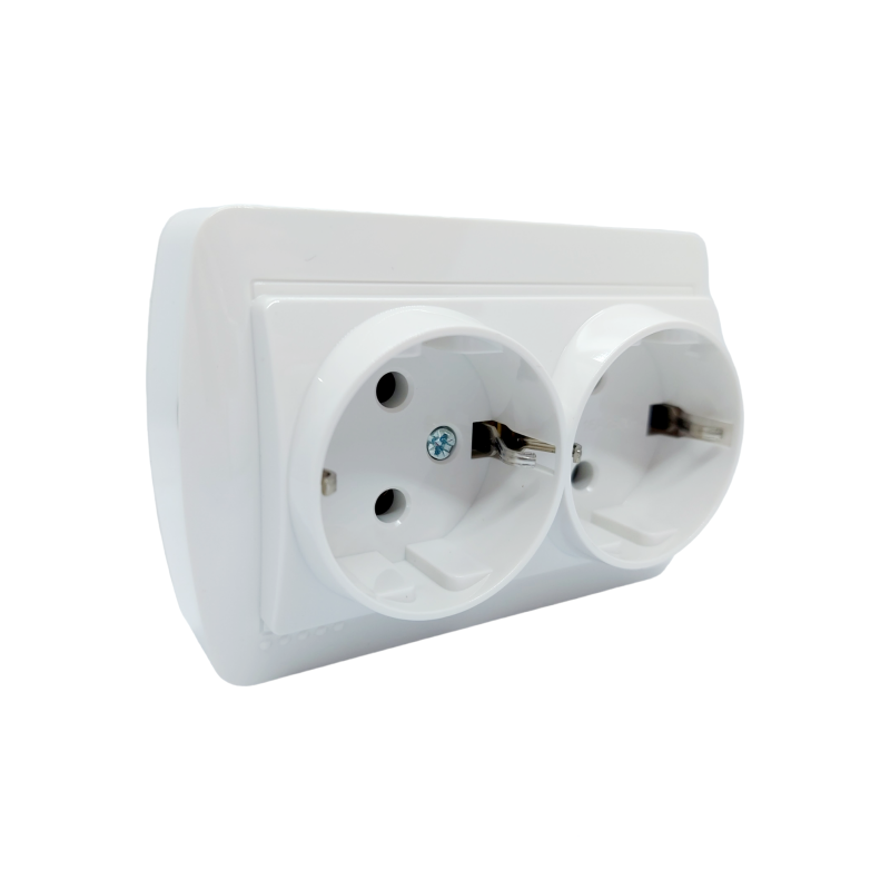 DEMET Розетка подвійна із заземленням закритий корпус білий (1/10шт/120шт)